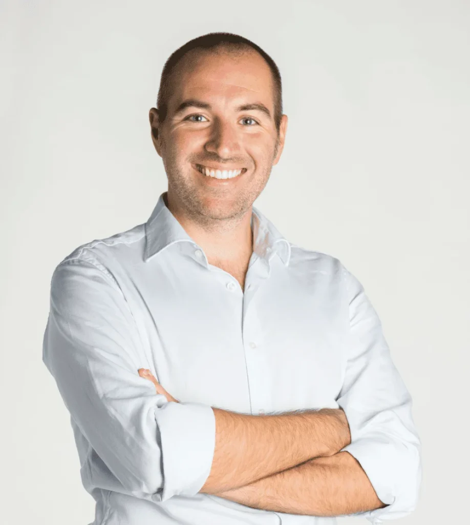 Ritratto di Gianluca Giacalone, Marketing Manager, sorridente con le braccia incrociate